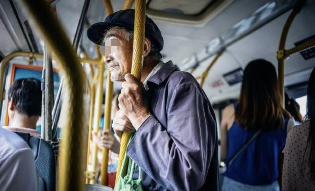 老人强硬让小伙让座，社会公德与个人权益的微妙平衡_效率解答解释落实