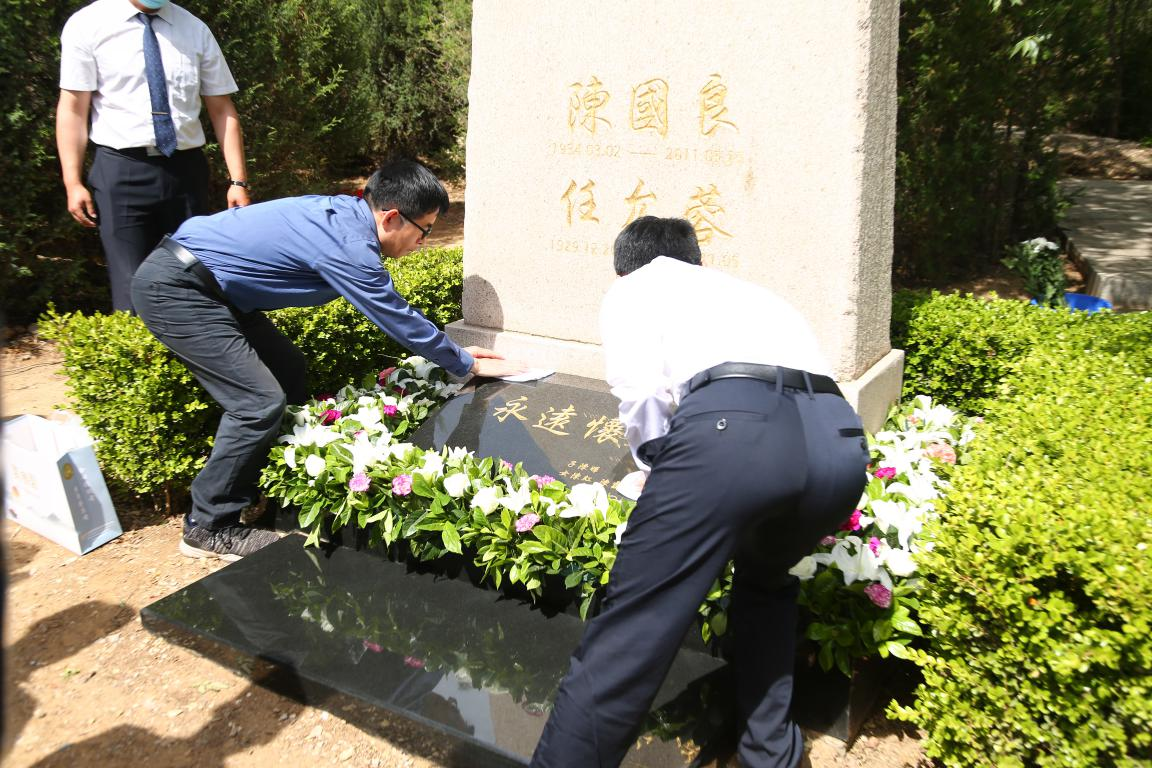 学生逝世老师如何祭奠?