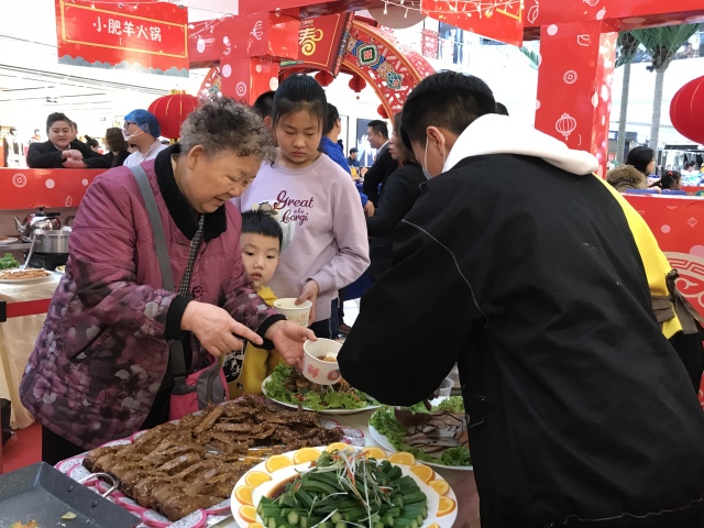 银川地震中的英勇瞬间，烧鸡店阿姨折返回去关火