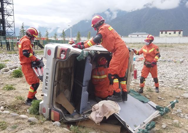 西藏地震救援现场，90多岁奶奶被救出背后的故事