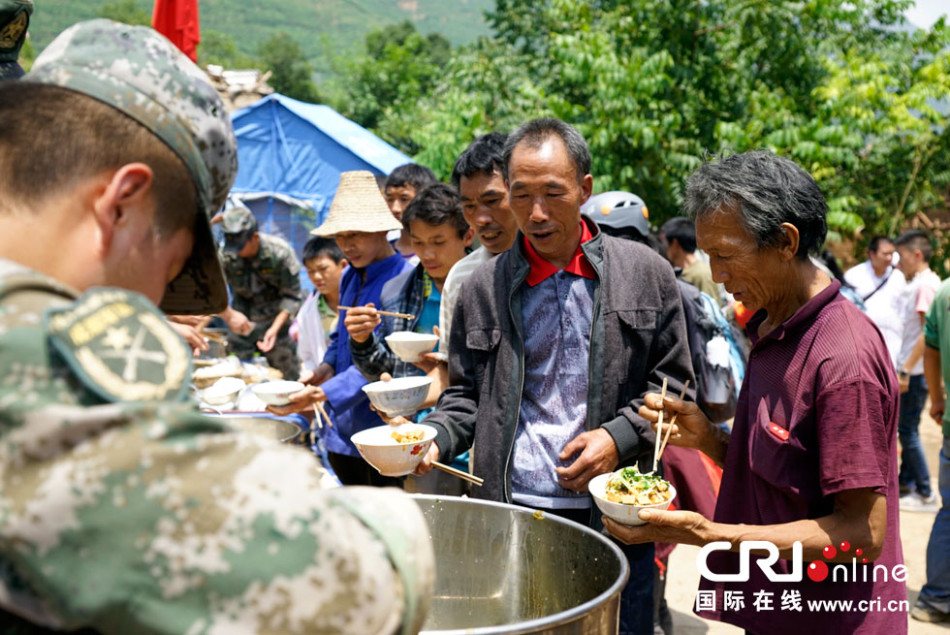 部队官兵为西藏地震受灾群众烹饪暖心晚餐