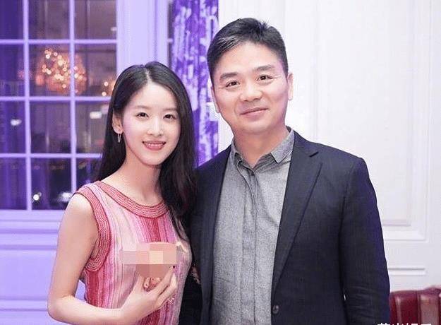 刘强东母亲盛赞章泽天，家庭和谐之美背后的故事