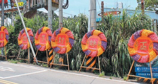 尹锡悦官邸支持民众花圈破损严重，背后的故事与反思