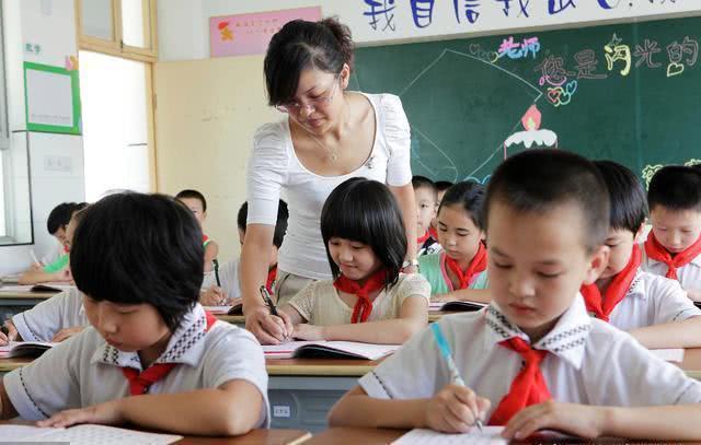 女子下车狂奔打卡，外卖员仗义捎带，暖心故事传递正能量