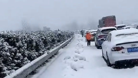 春运遇暴雪被堵高速，被困者的心路历程