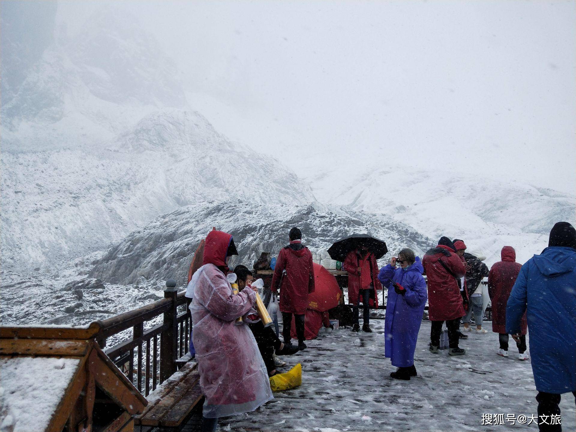 玉龙雪山大雪致拥堵，一场突如其来的挑战与应对之道