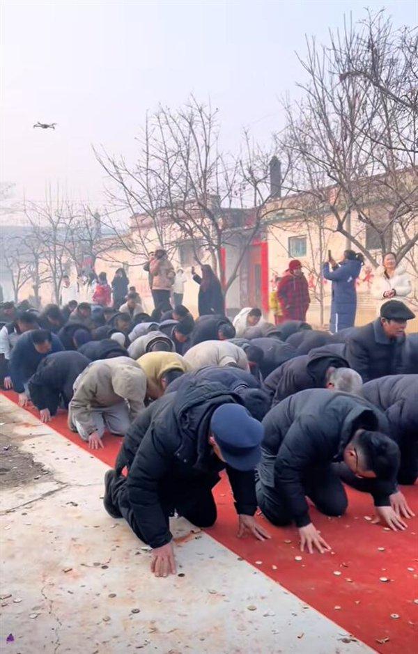 又到山东跪拜刷屏日，传统习俗与现代情感的交融