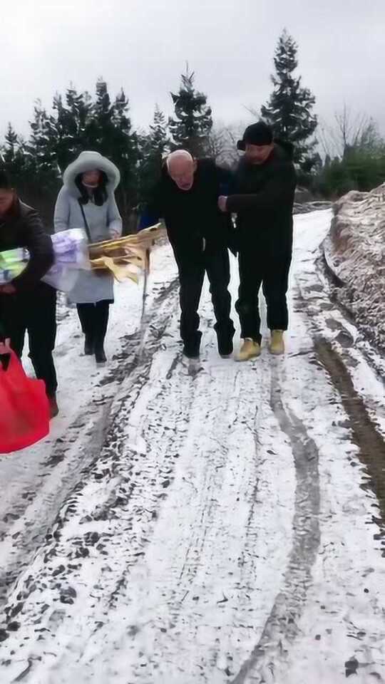 暖心瞬间，80岁姥姥铲雪三公里，只为接女孩回家