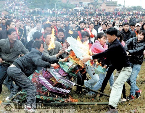 广西人为抢花炮也太拼了！背后的故事令人动容