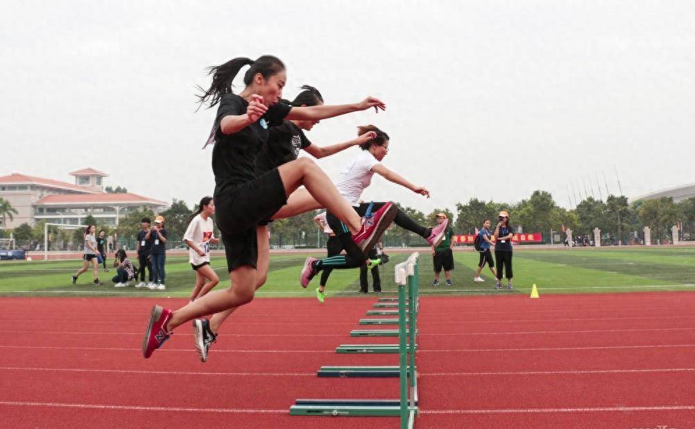 大学生60米栏跑出7.53酷似刘翔