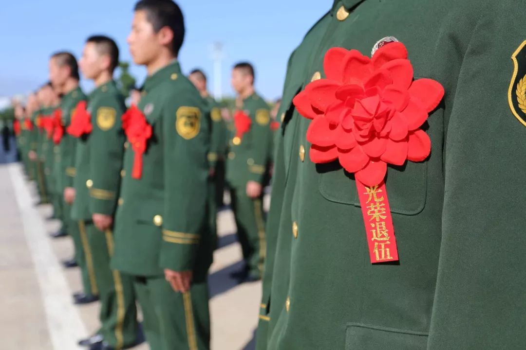 退役女兵与执勤官兵隔冰墙互敬军礼