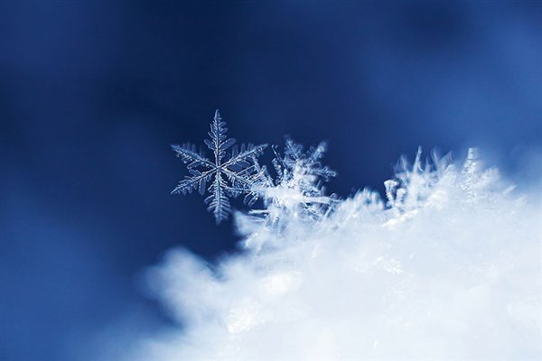 雪雕师巨献，震撼人心的六米哪吒雪雕传奇