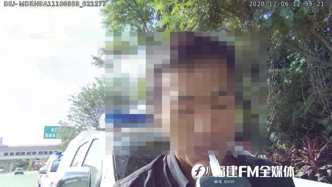 男子无证驾驶遇查，交警变身临时代驾！揭秘背后的故事与法律思考