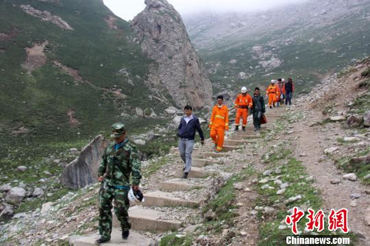 雪后登山惊魂！游客滑倒险坠梯，安全警钟再次敲响