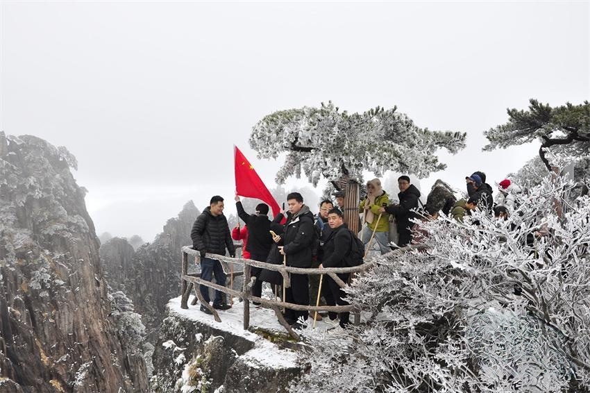 黄山雪季惊魂！游客滑雪式跌落引发关注热潮