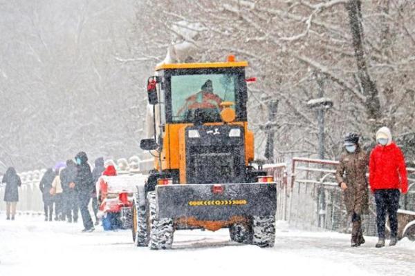 内蒙古满洲里遭遇9级大风 暴雪