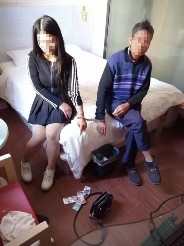 6名男女仓库内卖淫嫖娼被抓